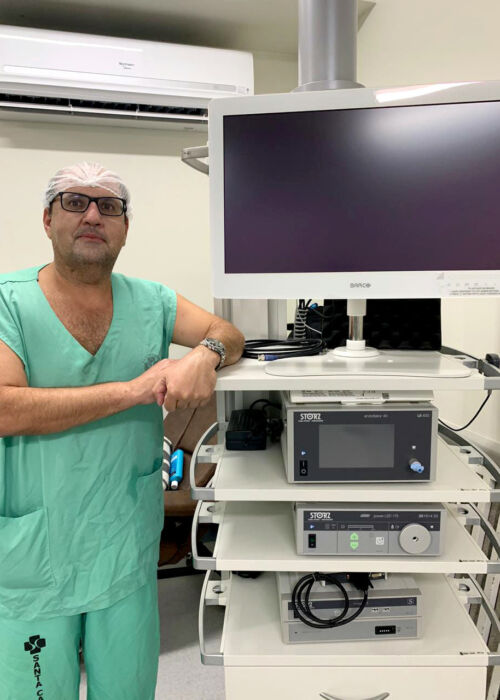 sergio-medeiros-urologista-ao-lado-do-equipamento